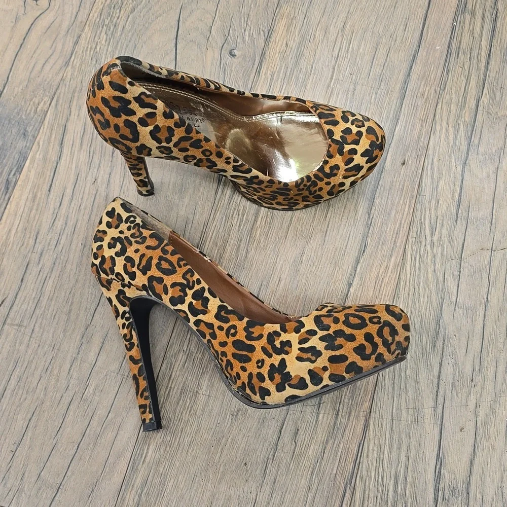 Charles Robert‎ Leopard Platform High Heels | Size 9​